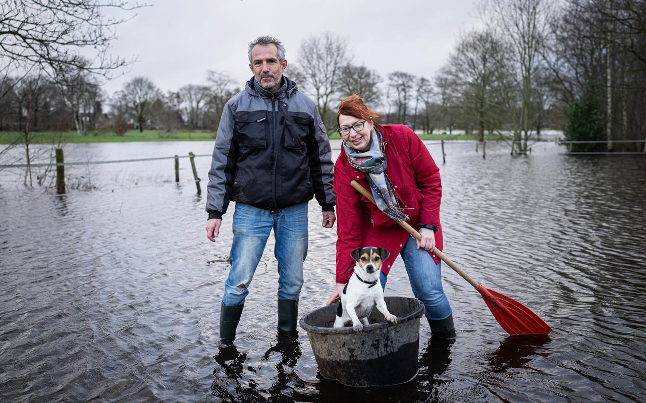 Bart Dusseljee en Hetty Smilda hebben al jaren wateroverlast, maar vrezen voor erger als er straks 150 woningen in de buurt worden gebouwd. Bart Dusseljee en Hetty Smilda hebben al jaren wateroverlast, maar vrezen voor erger als er straks 150 woningen in de buurt worden gebouwd.