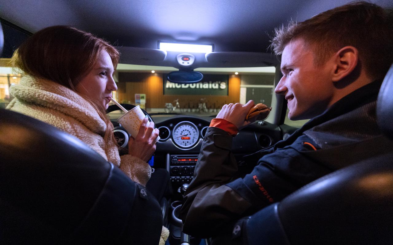 Jongeren eten hun hamburger op bij de McDonald's in Sneek Jongeren eten hun hamburger op bij de McDonald's in Sneek