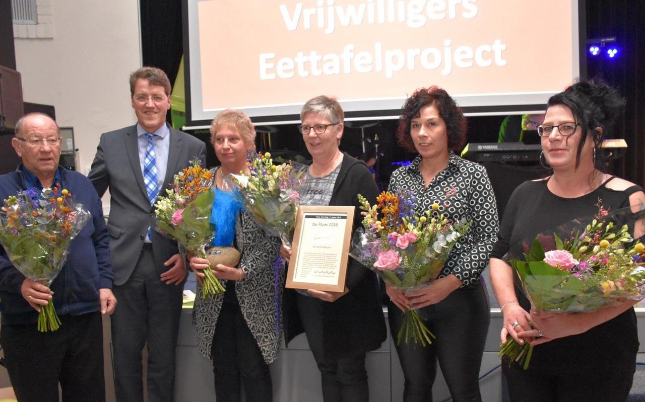 Begin 2019 werd De Pluim uitgereikt aan de vrijwilligers van het Eettafelproject. Tweede van links burgemeester Eric van Oosterhout.