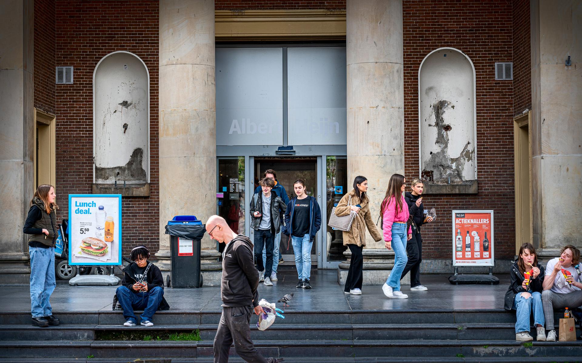 Klanten en passanten bij de Albert Heijn-vestiging in de monumentale Korenbeurs, op de Vismarkt in Groningen.