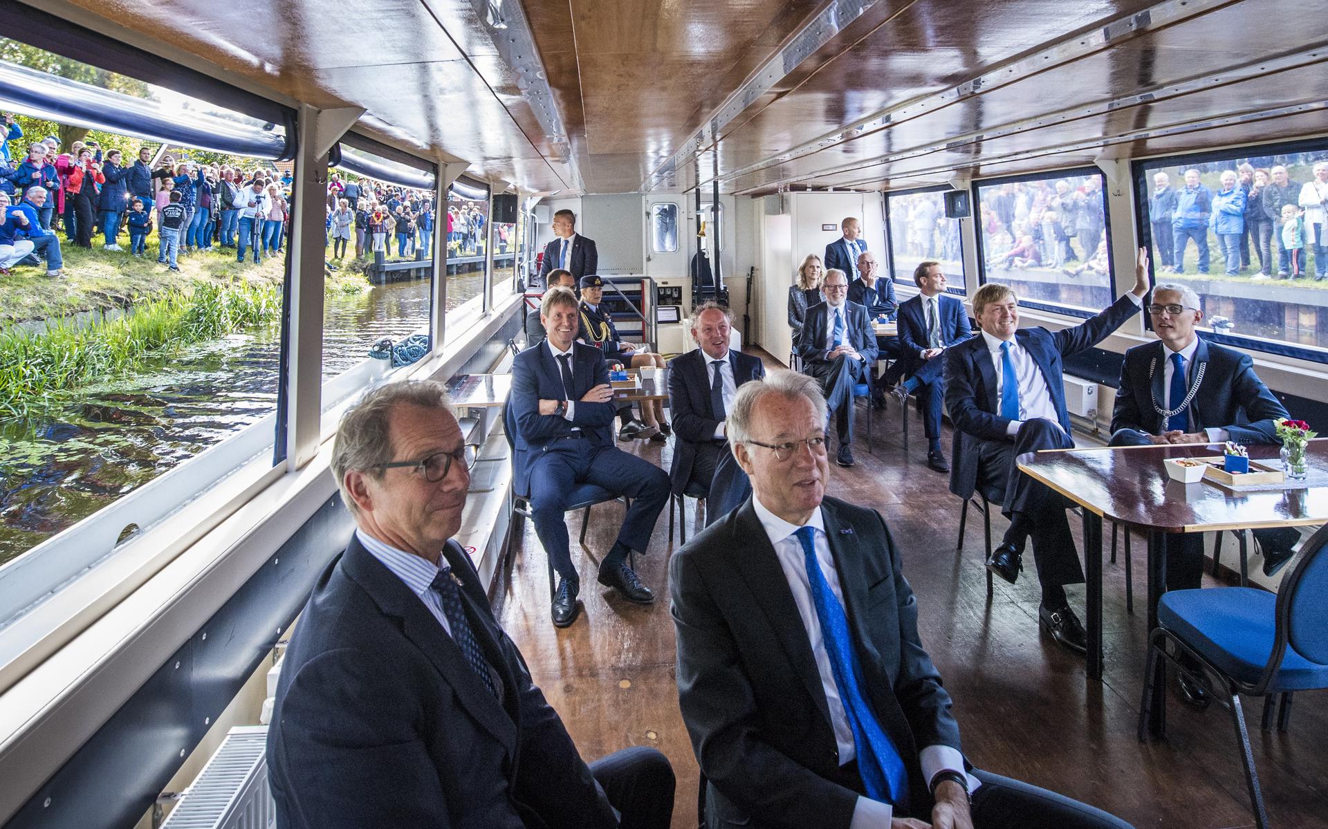 De Fluisteraar maakte september 2017 een rondvaart door Assen met Koning Willem Alexander. De Koning opende de Blauwe As, de nieuwe vaarverbinding door de stad. 