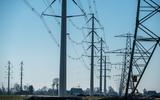 De nieuwe 380 kV-lijn komt tussen Aduard en Brillerij op acht plekken gevaarlijk dicht bij de bestaande 110 kV-hoogspanningsverbinding.