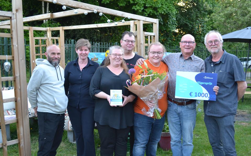 Enkele vrijwilligers van Stichting SJS Freddie Pranger Memorial met Pascal Bunk en wethouder Ingrid Sterenborg. 