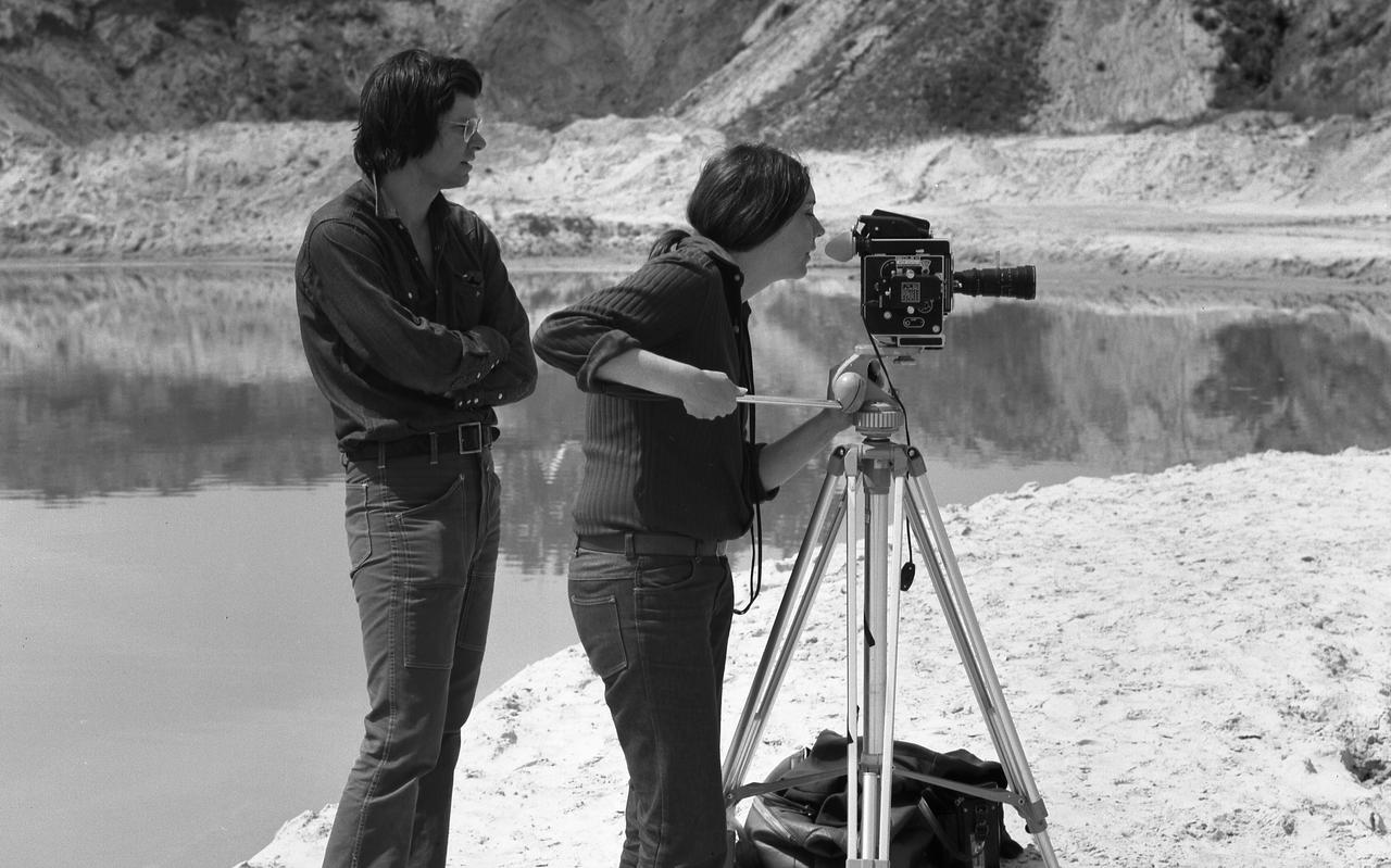 Het kunstenaarsduo Robert Smithson en Nancy Holt in 1971 aan het werk bij Emmerschans. Het kunstenaarsduo Robert Smithson en Nancy Holt in 1971 aan het werk bij Emmerschans.