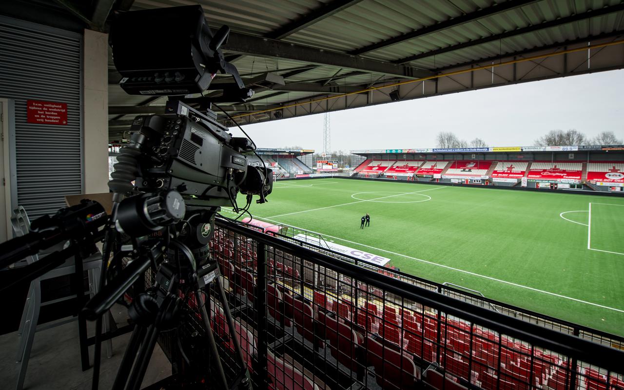 Een camera tijdens een wedstrijd van januari vorig jaar tussen FC Emmen en Vitesse. 