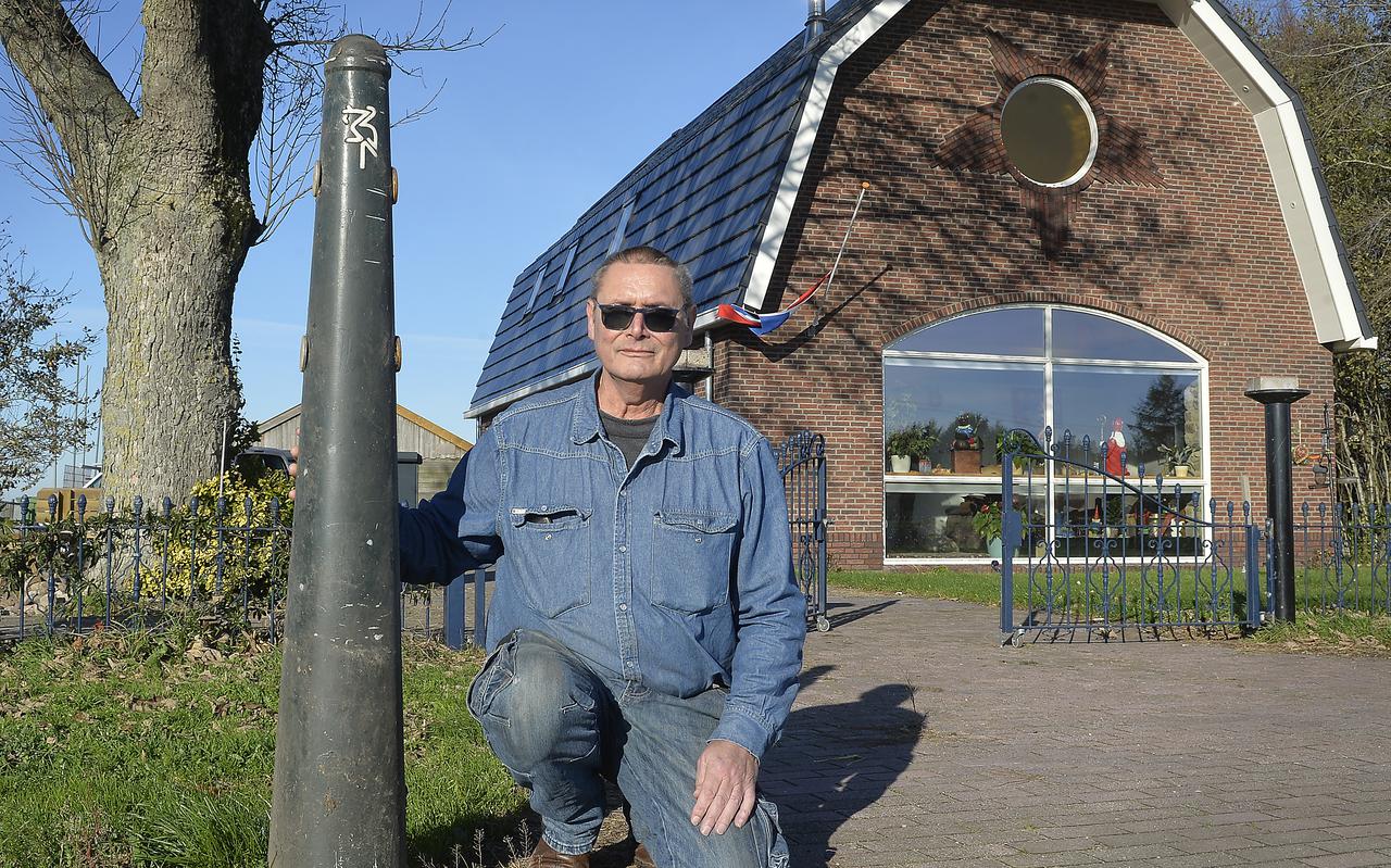 Hans Jansen bij een van de twee Hagenaartjes die hij in de berm voor zijn woning in Roswinkel wil plaatsen.