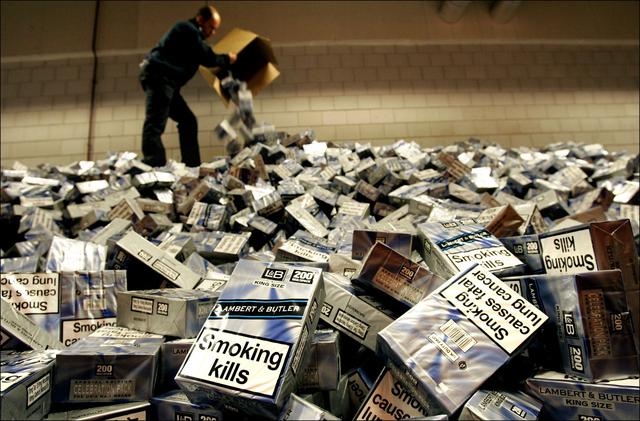 Drie sloffen namaak Marlboro voor 100 euro. Illegale handel tiert welig