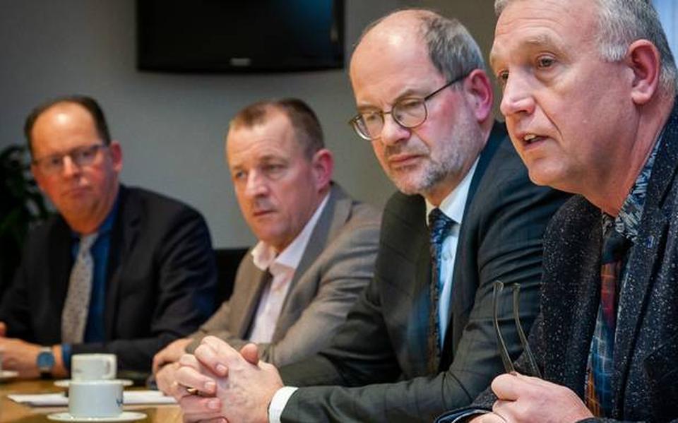 Zo zag het college van Hoogeveen er begin dit jaar nog uit. Wethouder Jacob van der Heide (rechts) gaf toen een toelichting op de uitgavenstop van de gemeente Hoogeveen. Naast hem burgemeester Loohuis, wethouder Erwin Slomp en wethouder Gert Vos. De informateurs hebben geadviseerd om een zakencollege met vier wethouders aan te stellen.