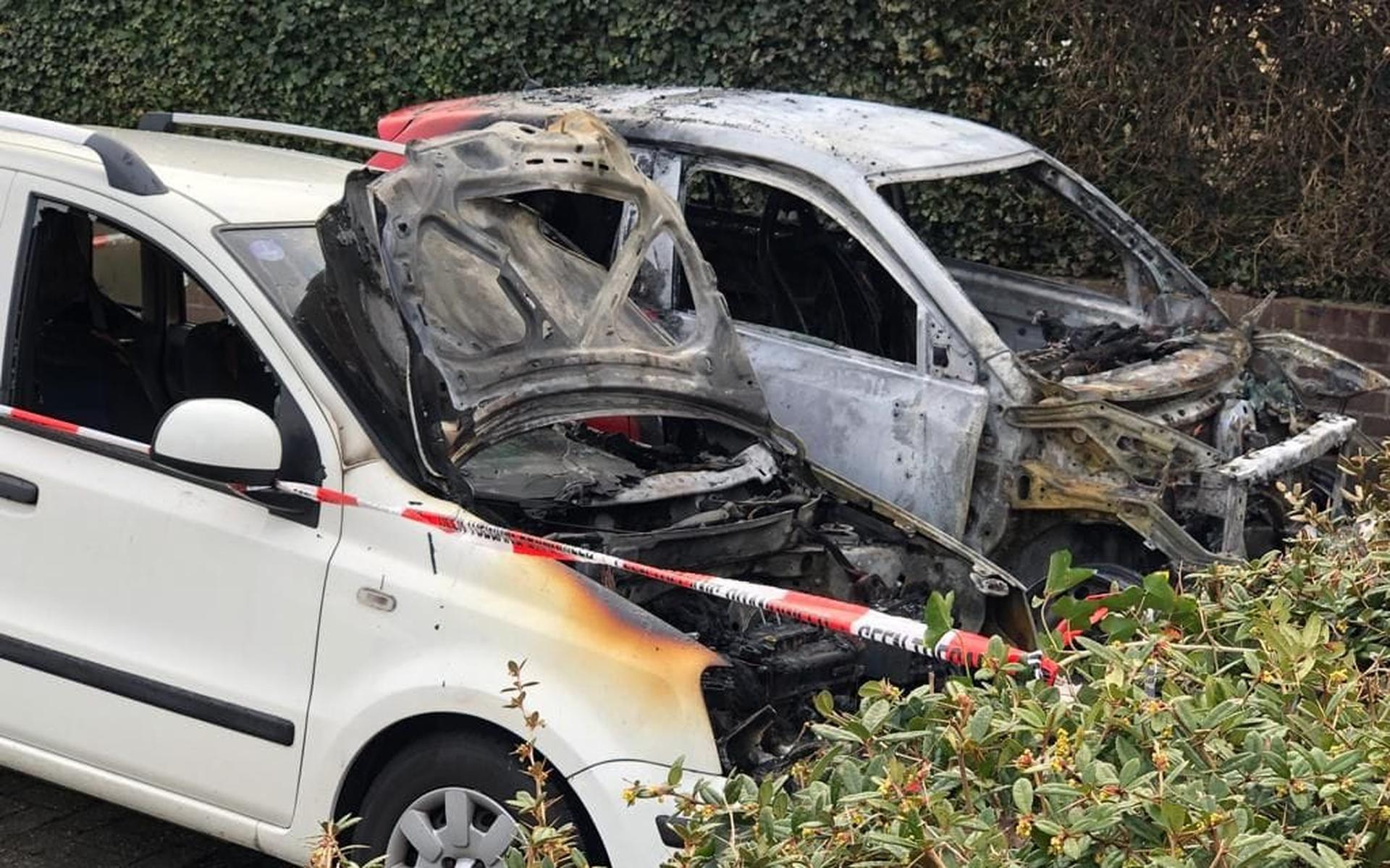 Twee auto's die geparkeerd stonden aan de Groningenlaan in Veendam zijn uitgebrand. De politie onderzoekt of de verdachte ook betrokken is bij deze branden.