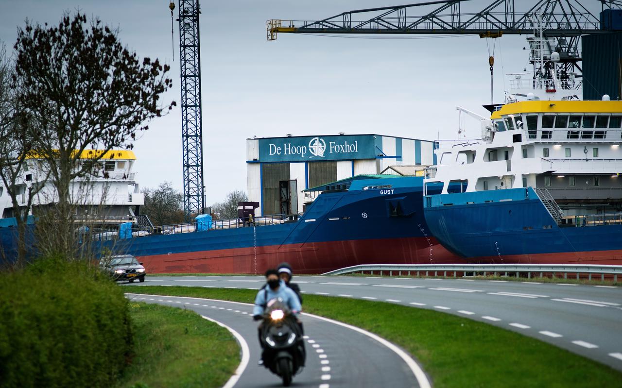 Scheepsbouw aan het Winschoterdiep, op de achtergrond werf De Hoop in Foxhol. Scheepsbouw aan het Winschoterdiep, op de achtergrond werf De Hoop in Foxhol.