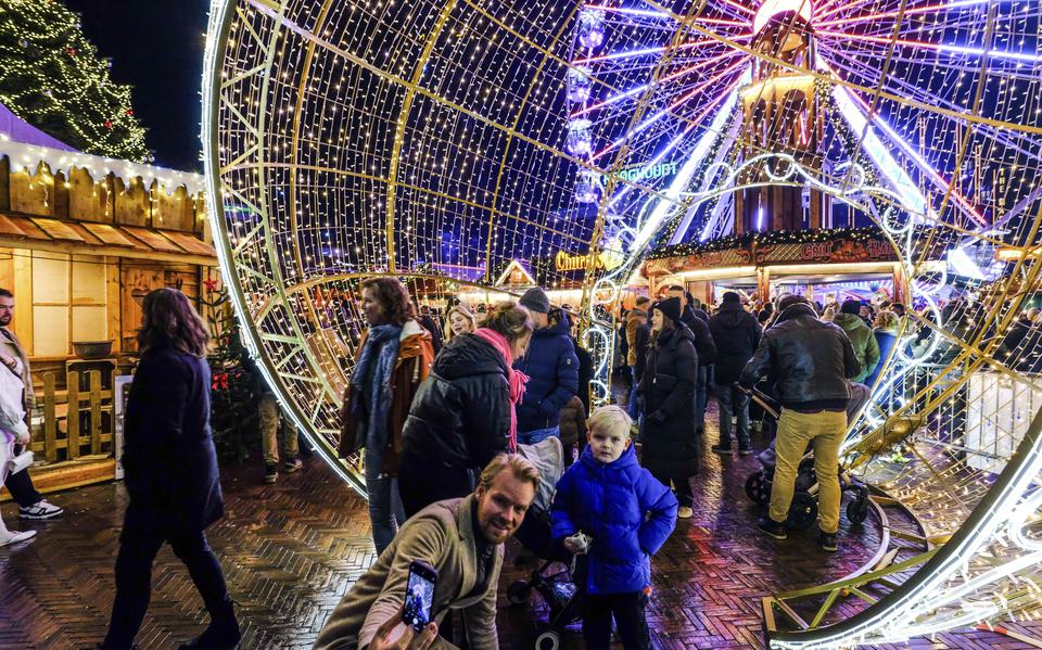 Het drukbezochte spektakel Wintergoud in de binnenstad van Groningen. De projectleider heeft naar aanleiding van de aanslag in Maagdenburg contact gehad met de Veiligheidsregio.