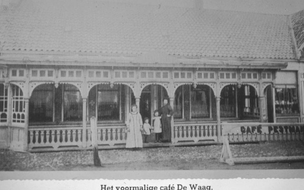 Het voormalige café De Waag in het begin van de vorige eeuw. Het voormalige café De Waag in het begin van de vorige eeuw.