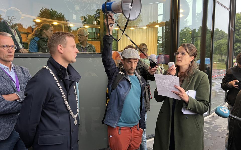 Rieuwert de Haan (midden) ging flink in discussie met burgemeester Jouke Spoelstra (links).