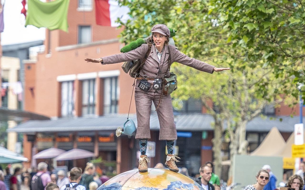 De Wereldbol Kunstenaar, een van de acts van het festival Art of Wonder in Assen, dat provinciegeld ontvangt. De Wereldbol Kunstenaar, een van de acts van het festival Art of Wonder in Assen, dat provinciegeld ontvangt.