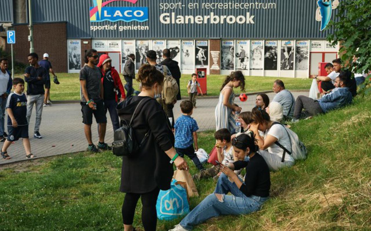 De eerste asielzoekers uit Ter Apel zijn aangekomen bij sportcomplex Glanerbrook in Geleen.