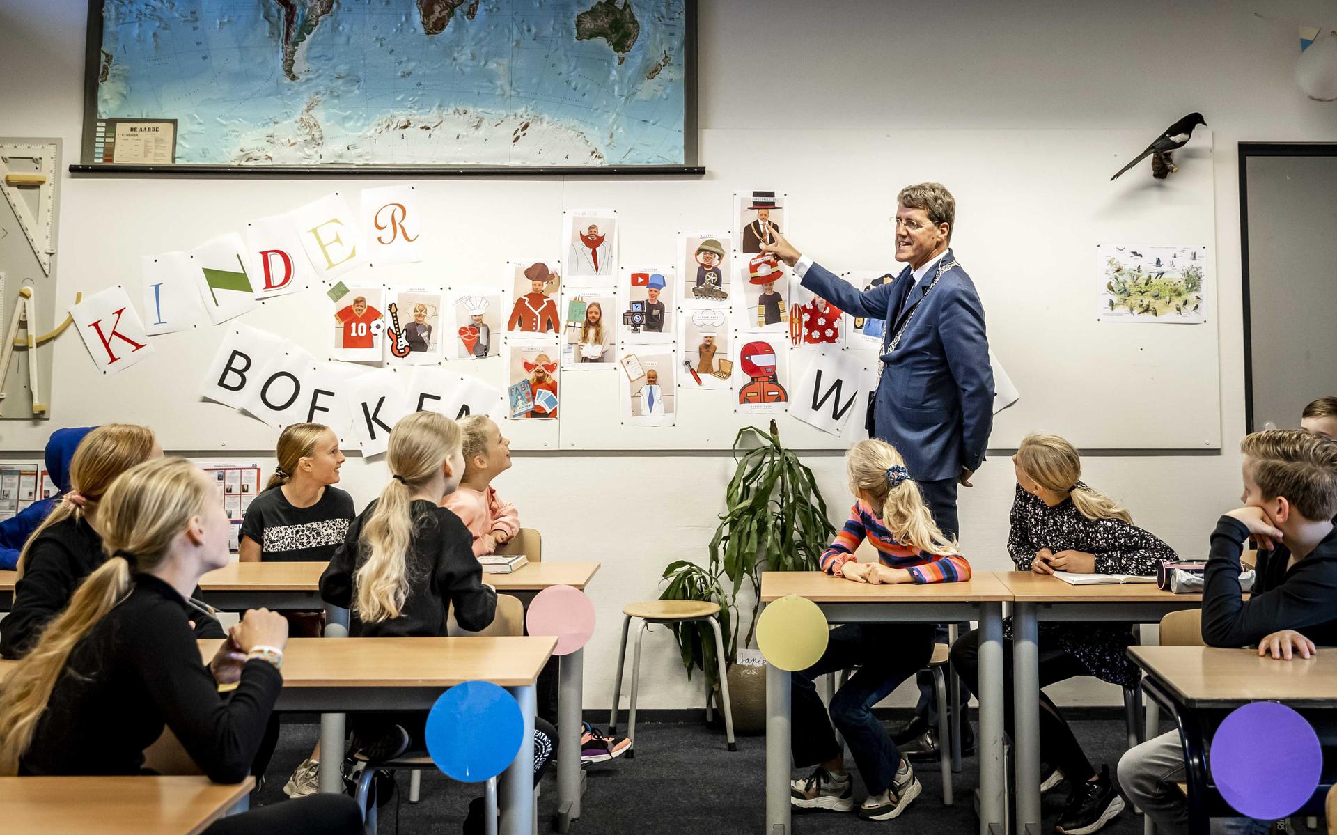 Tijdens de Kinderboekenweek was burgemeester Eric van Oosterhout op bezoek in openbare basisschool 't Eenspan in Emmen. 