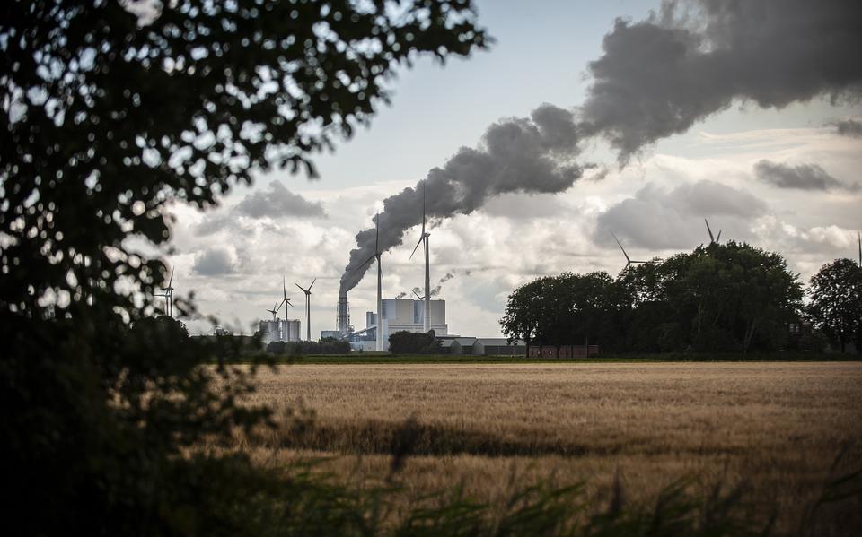 De biomassa/kolencentrale van RWE moet volgens het CDA-Kamerlid Henri Bontenbal een groene toekomst krijgen. 
Foto Anjo de Haan