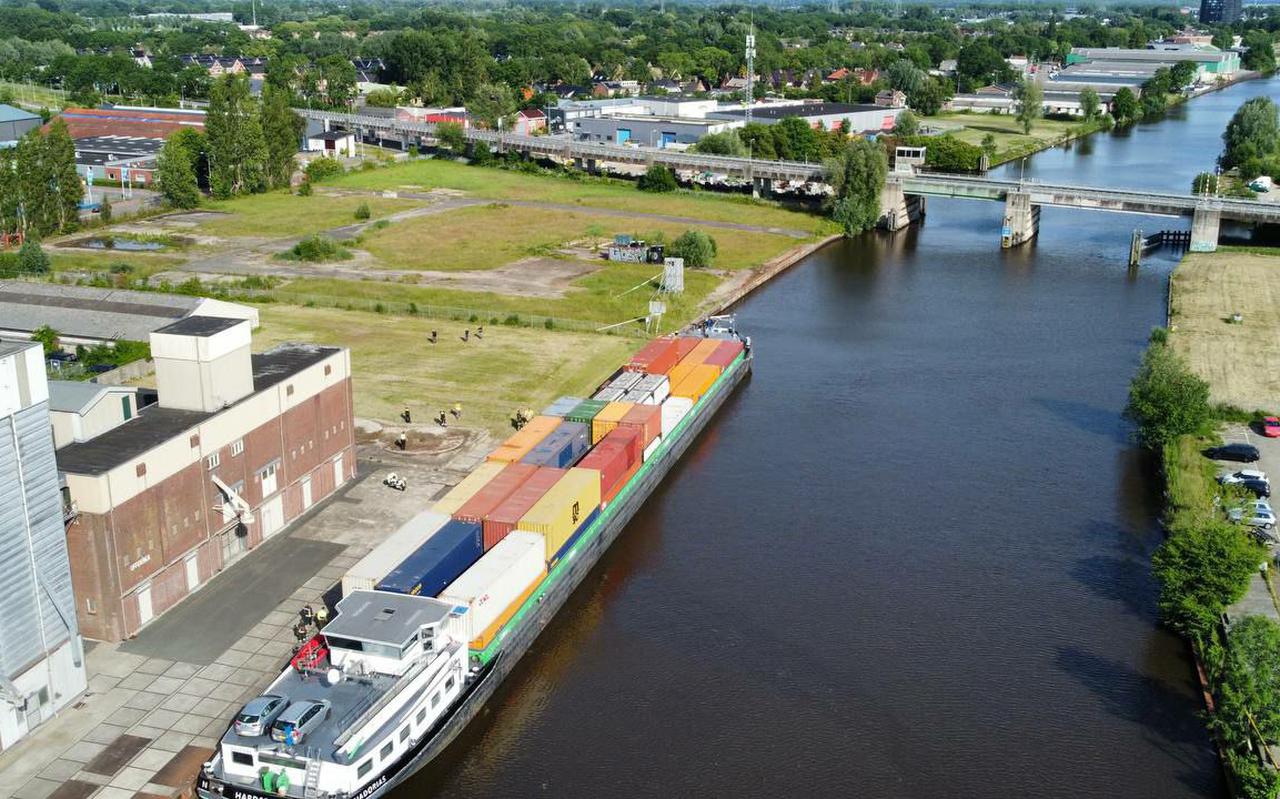 Het 110 meter lange, deels hybride (elektrische boegschroeven) containerschip Nadorias bleef na de aanvaring voor de Busbaanbrug liggen. Het schip is speciaal gebouwd voor de noordelijke vaarroutes. 