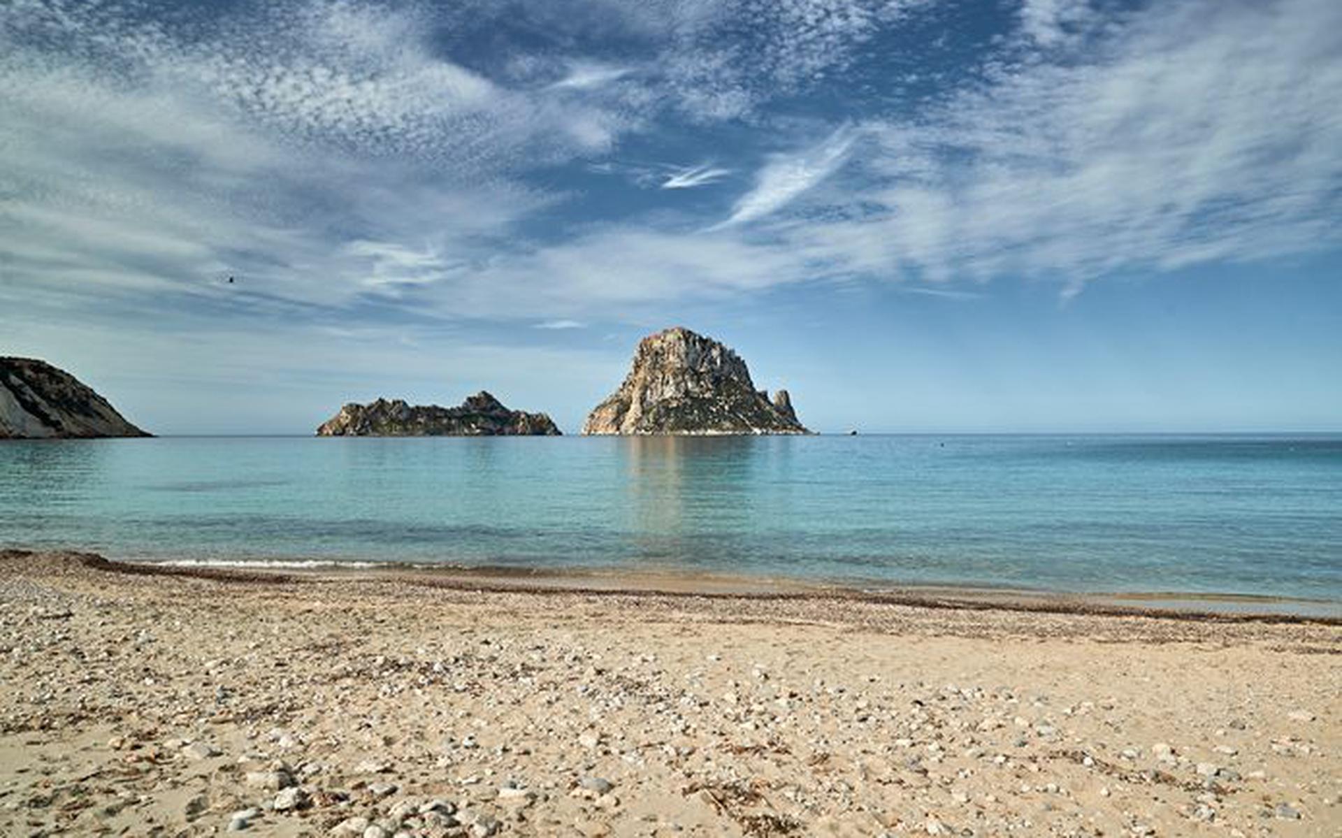 Een van de stranden op Ibiza, momenteel een van de populairste vliegbestemmingen voor juli.