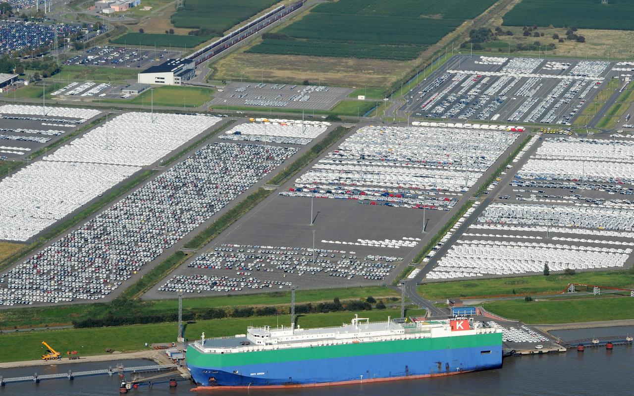 Een vrachtschip laadt auto's bij de Volkswagenfabriek in Emden.