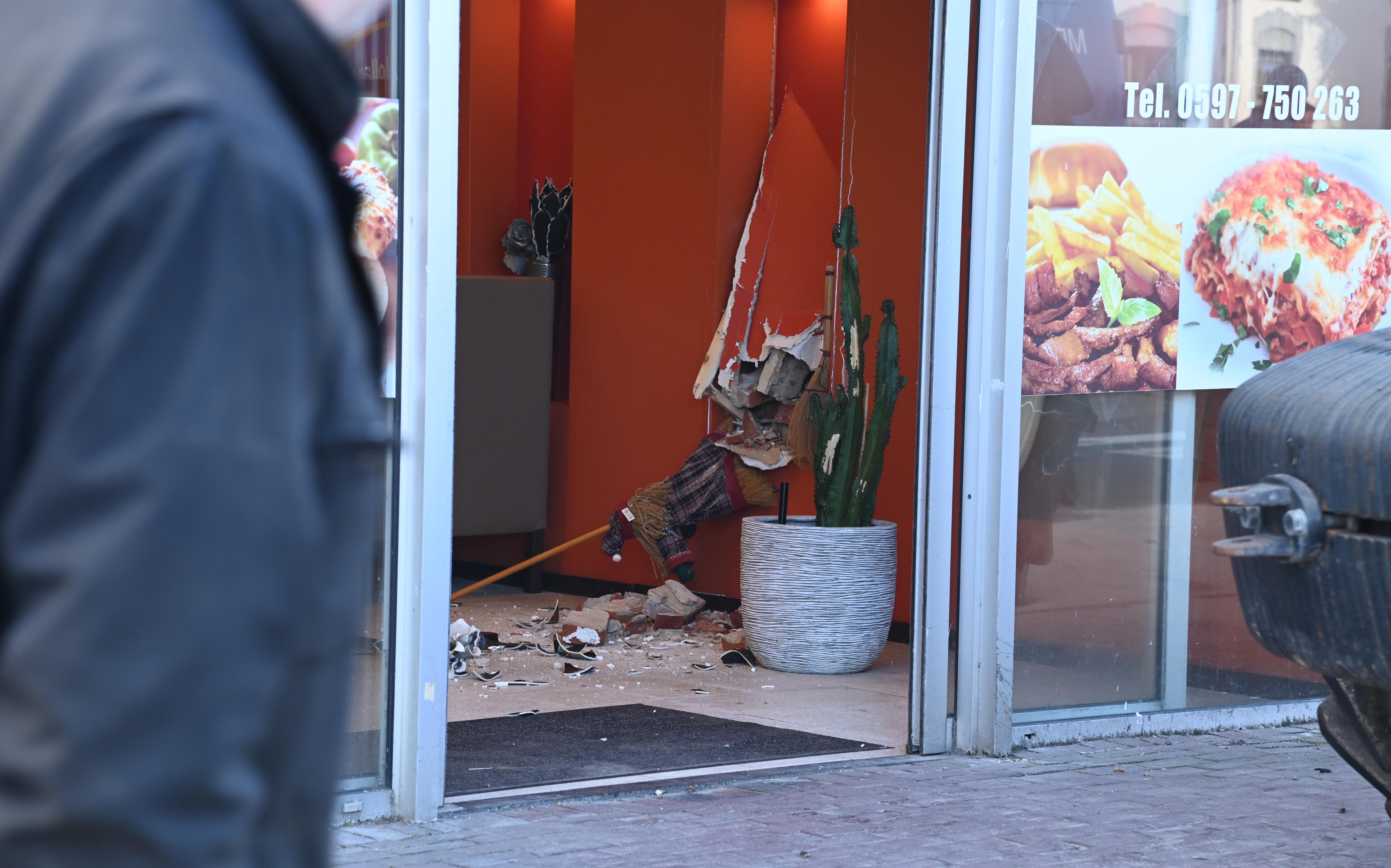 Giertank wipt aan bij pizzeria in Oostwold (Oldambt). Trekstang boort zich door muur - Dagblad van h