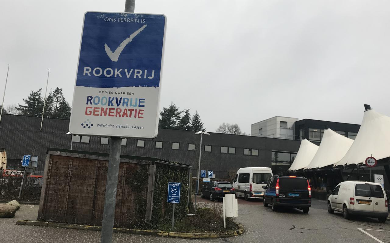 Het rookhutje vlak voor de bordjes met 'Rookplaats' werden weggehaald. Foto DvhN Het rookhutje vlak voor de bordjes met 'Rookplaats' werden weggehaald. Foto DvhN