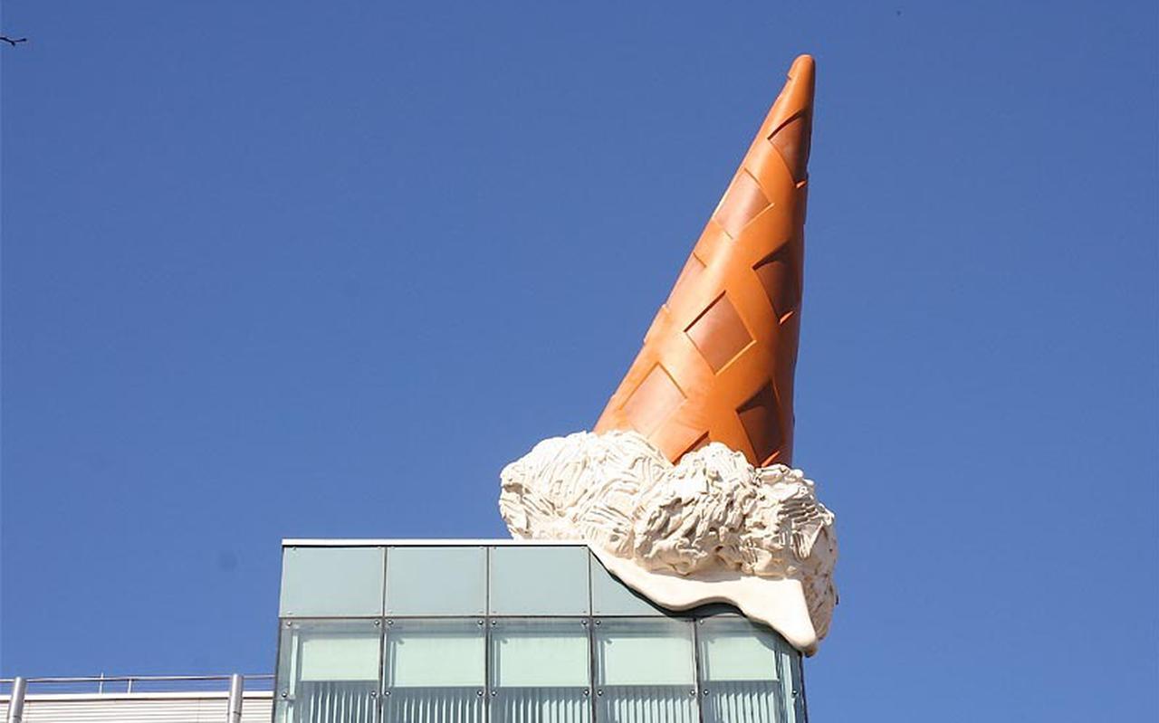 Claes Oldenburg en Coosje van Bruggen, Dropped Cone, 2001 