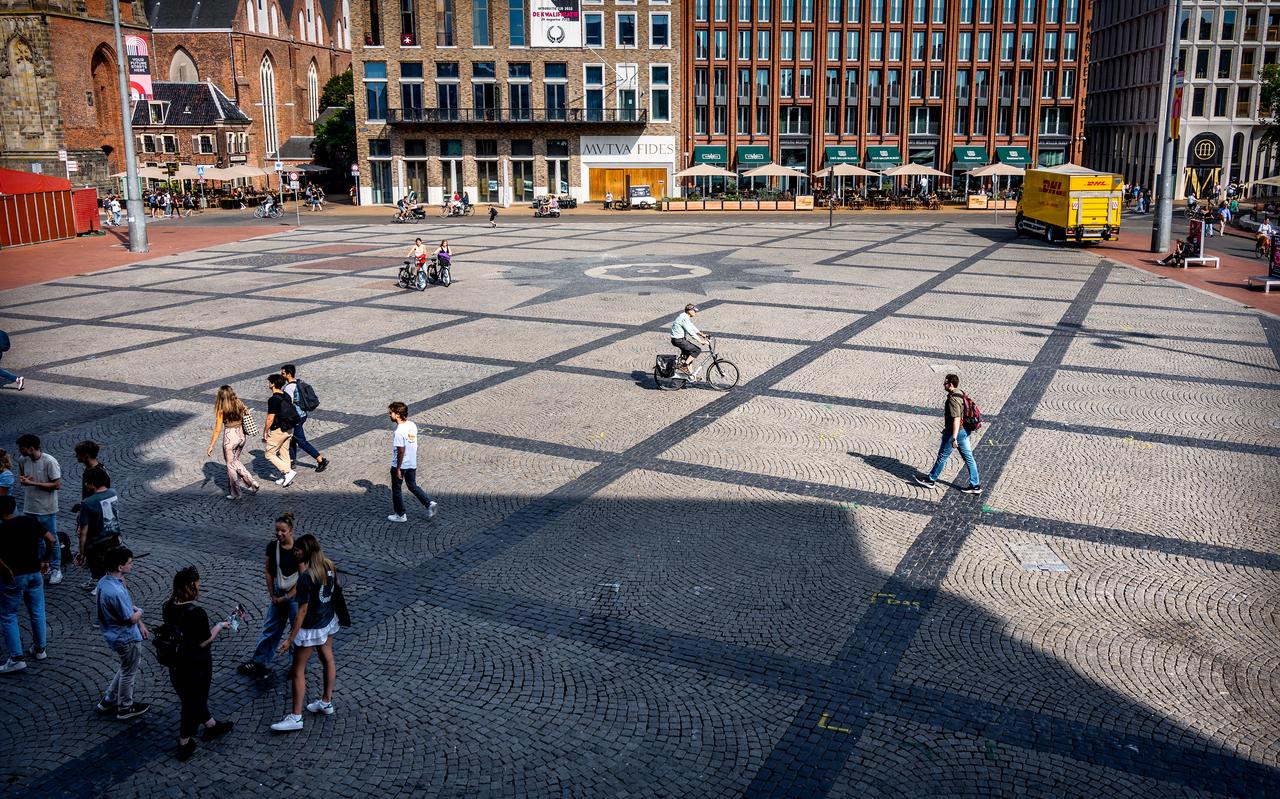 Mensen zoeken de schaduw op de Grote Markt. Mensen zoeken de schaduw op de Grote Markt.