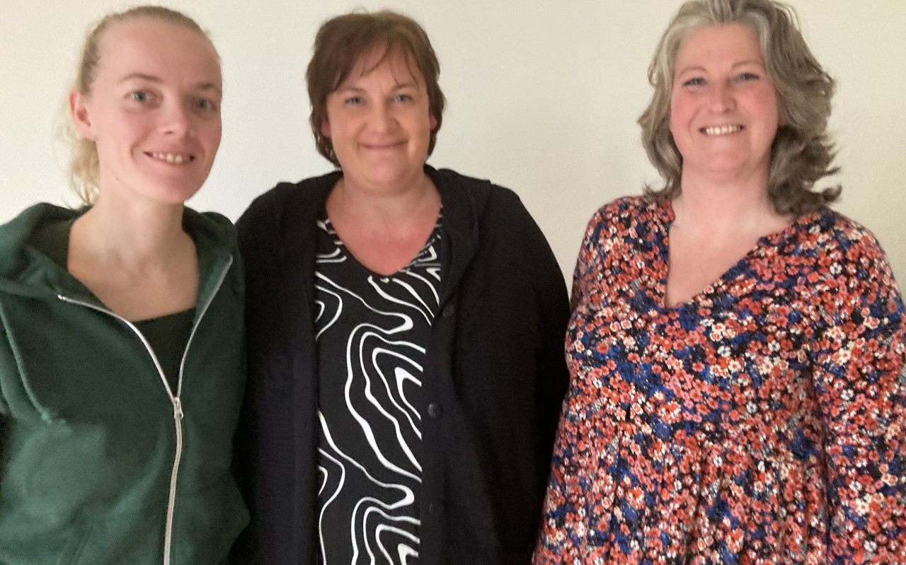 De moeders Jeanet Venema, Ingrid de Bruijn en Marjan Hoekstra (v.l.n.r.) zijn in hun nopjes met de potjes die beschikbaar zijn voor mensen met een smalle beurs. De moeders Jeanet Venema, Ingrid de Bruijn en Marjan Hoekstra (v.l.n.r.) zijn in hun nopjes met de potjes die beschikbaar zijn voor mensen met een smalle beurs.