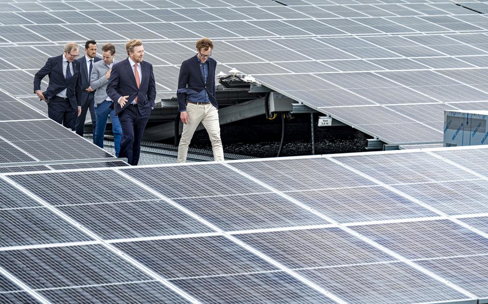 Koning Willem-Alexander opende in 2021 zonnepark Hollandia in Nieuw-Buinen. Er komt nu subsidie om er een waterstoffabriek bij te bouwen. COPYRIGHT MARCEL JURIAN DE JONG