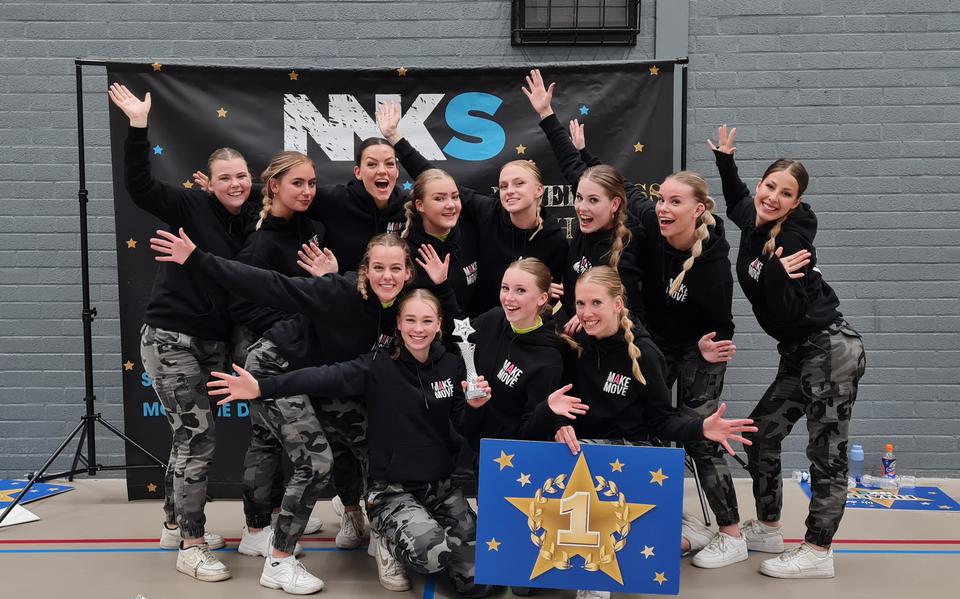 Het wedstrijdteam Great Vibes 19+ van dansschool Make a Move uit Stadskanaal. 
