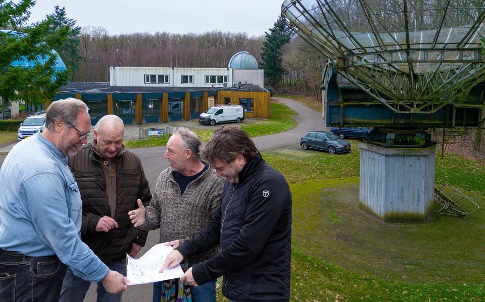 Van links naar rechts gebruikers en betrokkenen bij het Planedome: Bert Bruining, Ronald Kuiper, Bart de Bruin en Bas van Ruth. Rechts staat de Würzburgtelescoop.