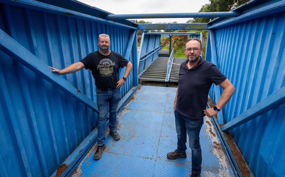 Bestuursleden Jack Bloeming (l) en Bastiaan Huizing (r) van MC Delfcross bij de gedemonteerde brug.