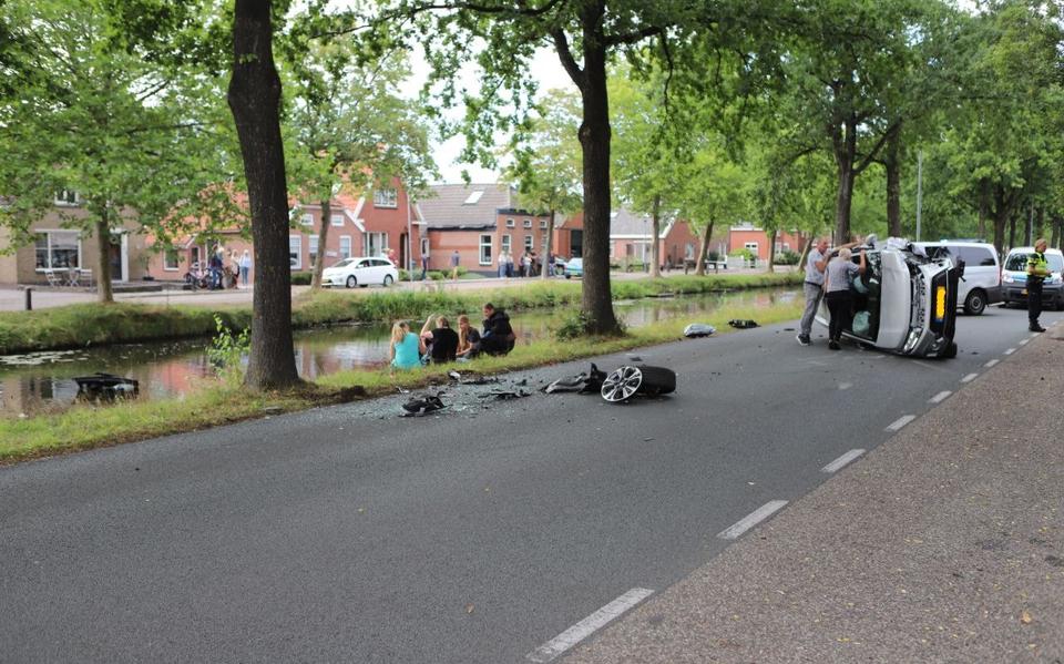 Auto te water in Musselkanaal, gekanteld busje op wegdek. Auto te water in Musselkanaal, gekanteld busje op wegdek.