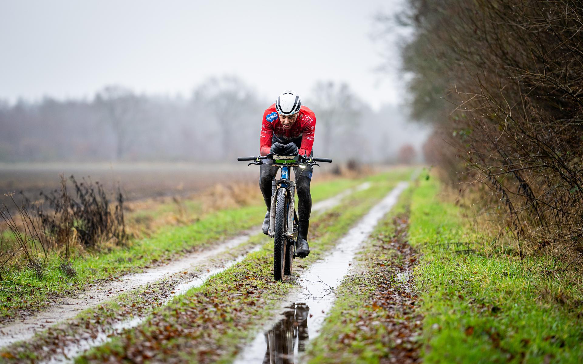 Mountainbiken stuit ook in de Drentse bossen op steeds strengere regels.
