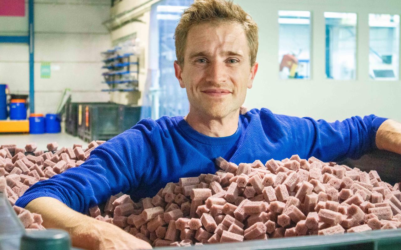 Martin Tietema tussen het afbreekbare foam. Martin Tietema tussen het afbreekbare foam.