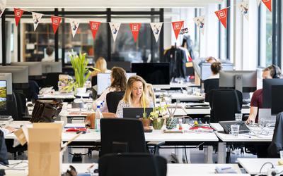 Medewerkers van online supermarkt Picnic op kantoor: thuiswerken pakt vooral negatief uit voor vrouwen.