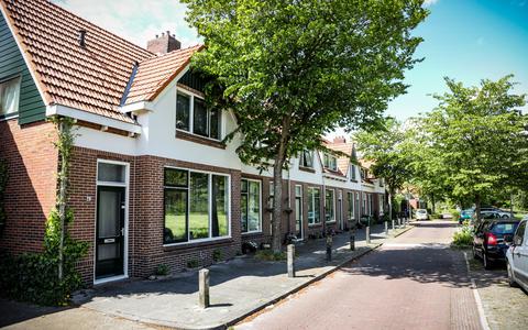 De Sint Vitusstraat in Winschoten. Er staan ongeveer 50 karakteristieke panden van meer dan 100 jaar oud. Daarvan moeten 27 woningen tegen de vlakte, vindt verhuurder Acantus.