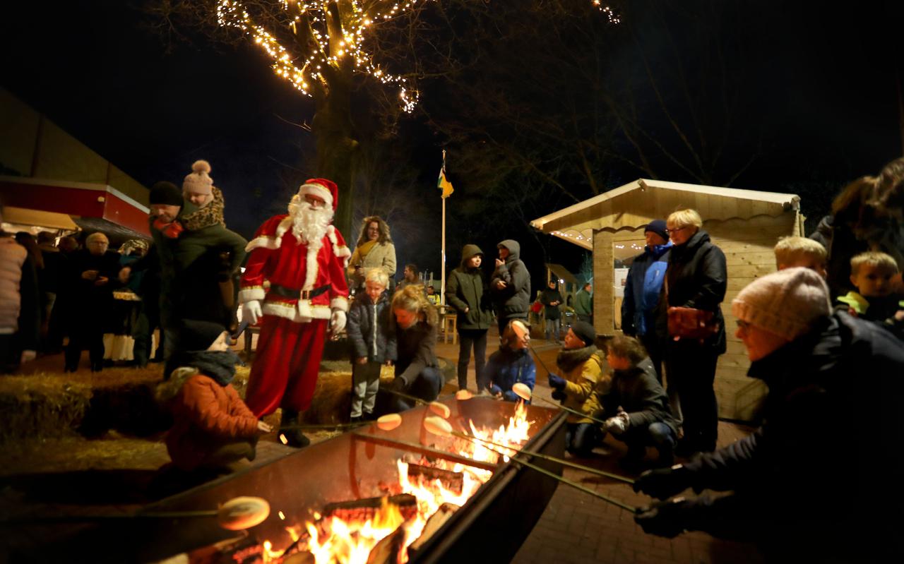 Het is druk op de jubileumeditie van de Kerstfair in Annen. 'Kleintje Zuidlaardermarkt', zegt de organisatie grappend. 