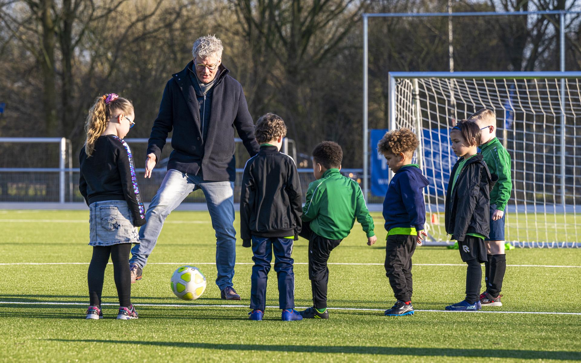 Wethouder Bob Bergsma opent het nieuwe kunstgrasveld van LTC.