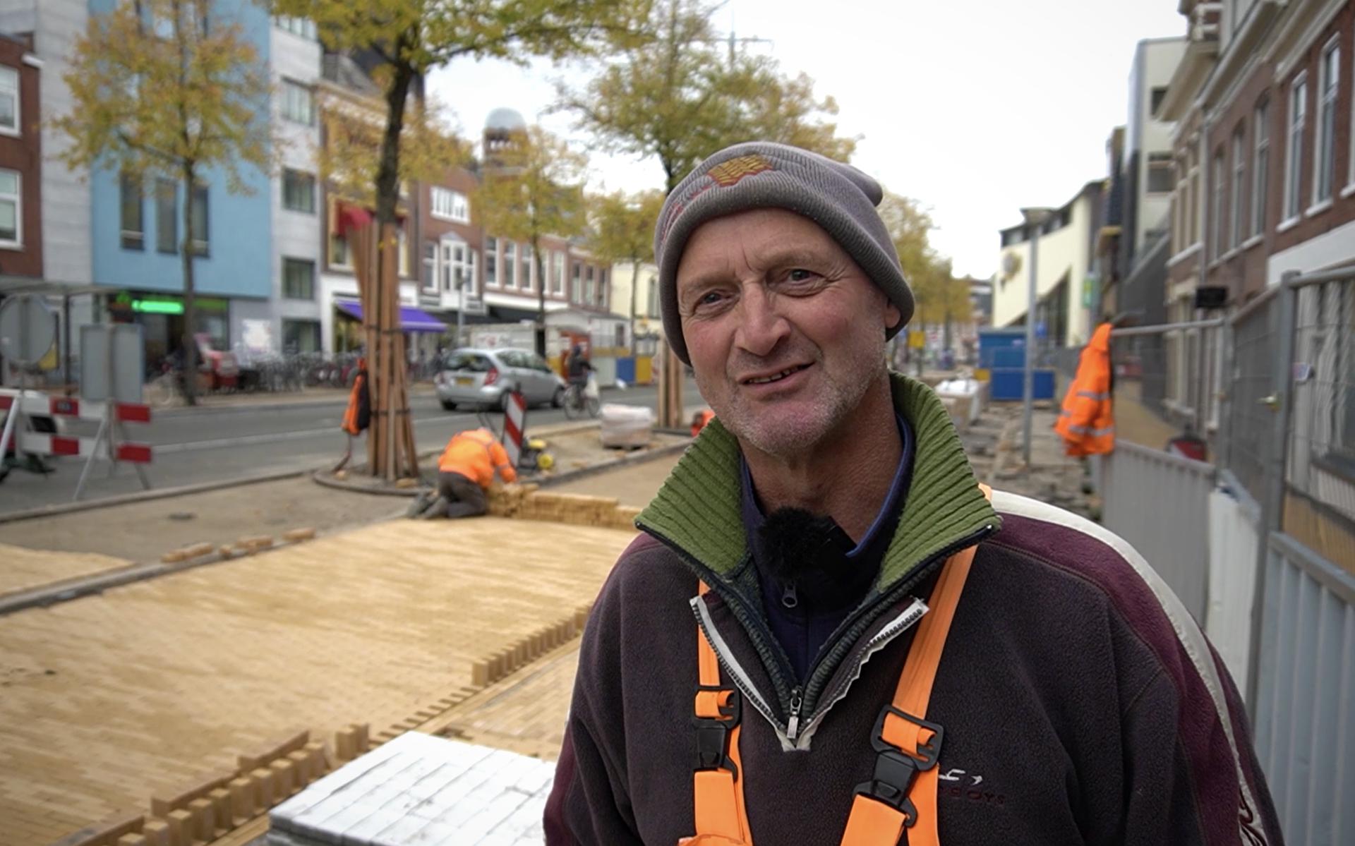 Stratenmaker Jan Buist uit Hoogeveen op het Zuiderdiep in Groningen.