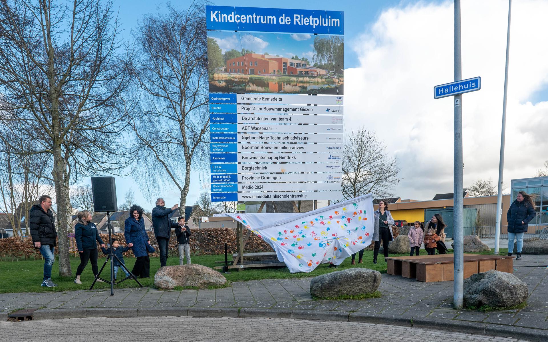 Het doek met alle kinderhanden is verwijderd. Foto: Egbert Euser