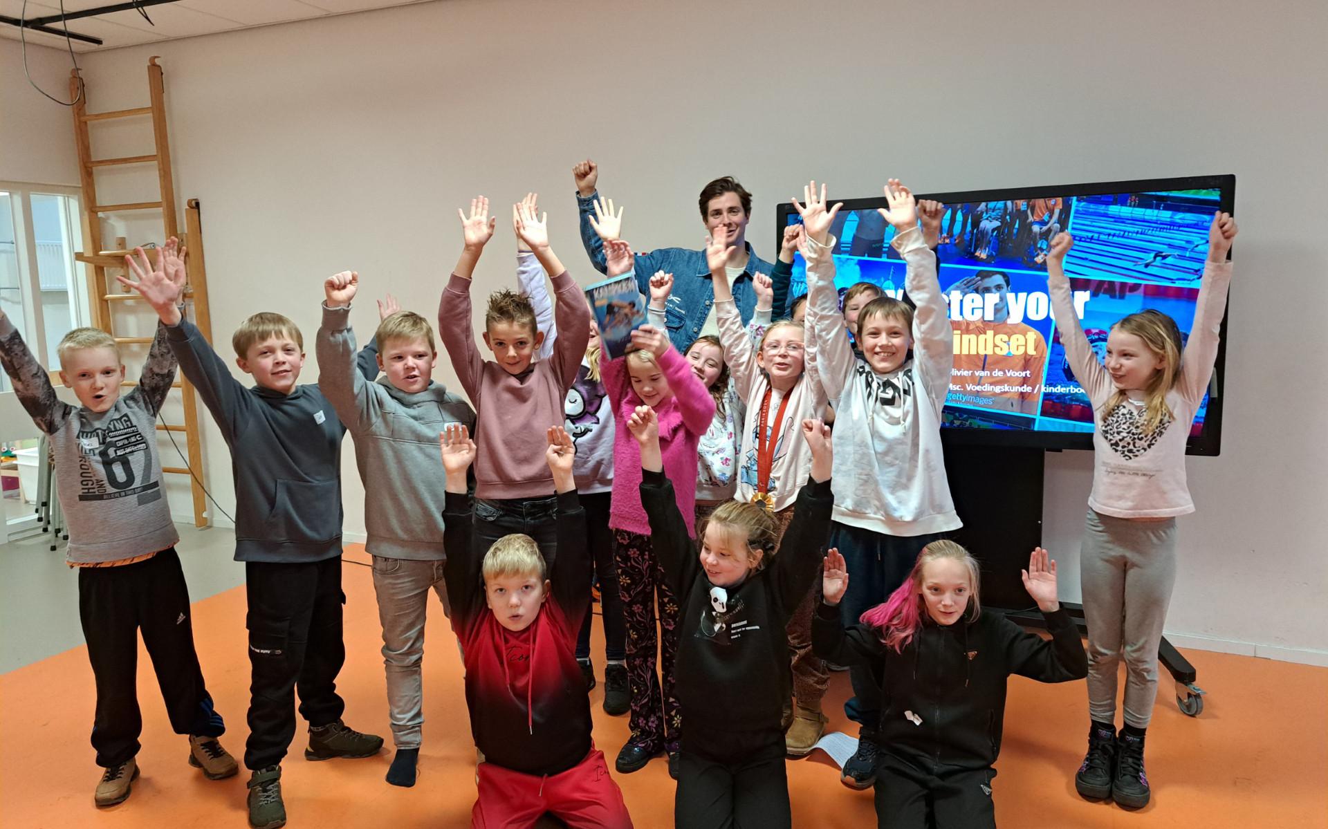 Groep 6 met Paralympisch zwemkampioen Olivier van de Voort.