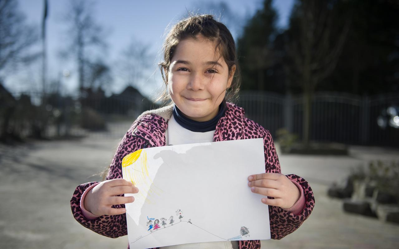 Lana Sharaf (7) uit Syrië doet wel stoer maar is eigenlijk een heel leief meisje met veel oog voor anderen. Op haar tekening sleeën zij en haar vriendinnen van een 'berg' in Nederland. Foto: Jaspar Moulijn.