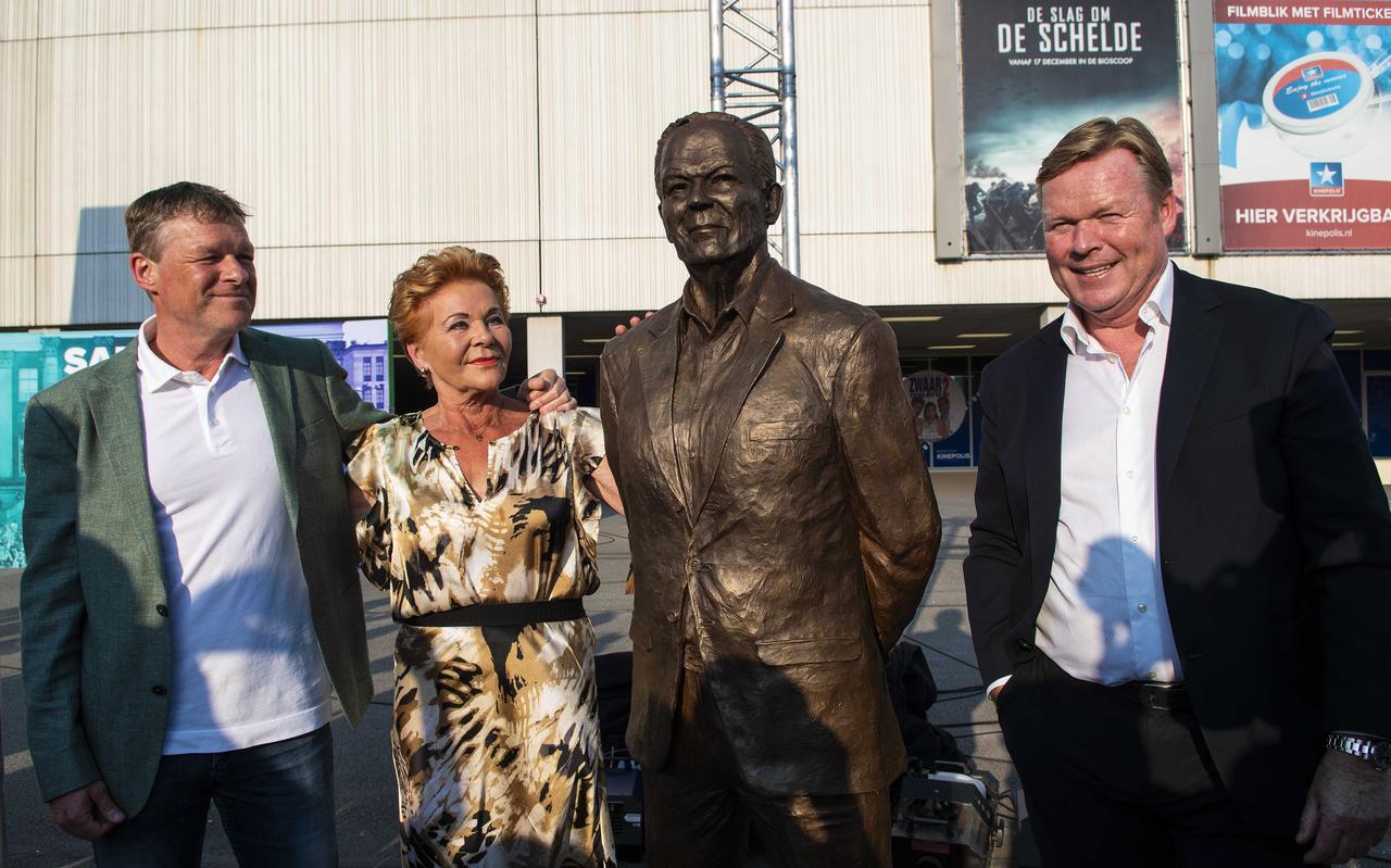 Erwin, Ronald en Wies Koeman bij het beeld van vader, echtgenoot en clubicoon van GVAV en FC Groningen Martin Koeman. Erwin, Ronald en Wies Koeman bij het beeld van vader, echtgenoot en clubicoon van GVAV en FC Groningen Martin Koeman.