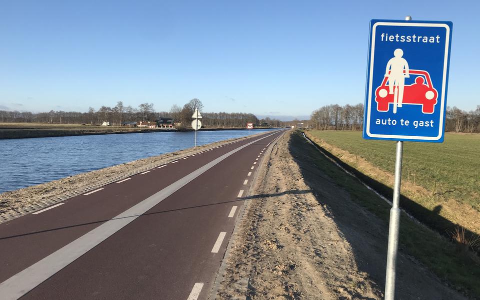 De doorfietsroute bij het Noord-Willemskanaal. Fietsers zouden vervolgens in de stad een eind moeten omrijden.