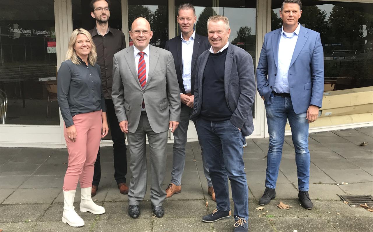 Het nieuwe bestuur van Eurovoetbal, met van links naar rechts Christa Angenent, Bas Kammenga, voorzitter Frank de Vries, Jack Suiveer, Hans Nijland en Robbert Klaver.