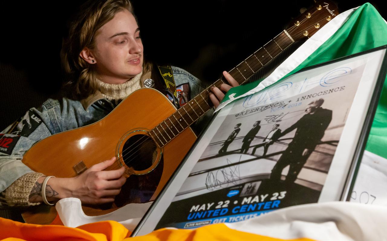 Gilles Tijmes heeft met U2 opgetreden. Ruim acht minuten was hij het vijfde bandlid. De gitaar waarop hij speelde mocht hij na afloop houden. Gilles Tijmes heeft met U2 opgetreden. Ruim acht minuten was hij het vijfde bandlid. De gitaar waarop hij speelde mocht hij na afloop houden.