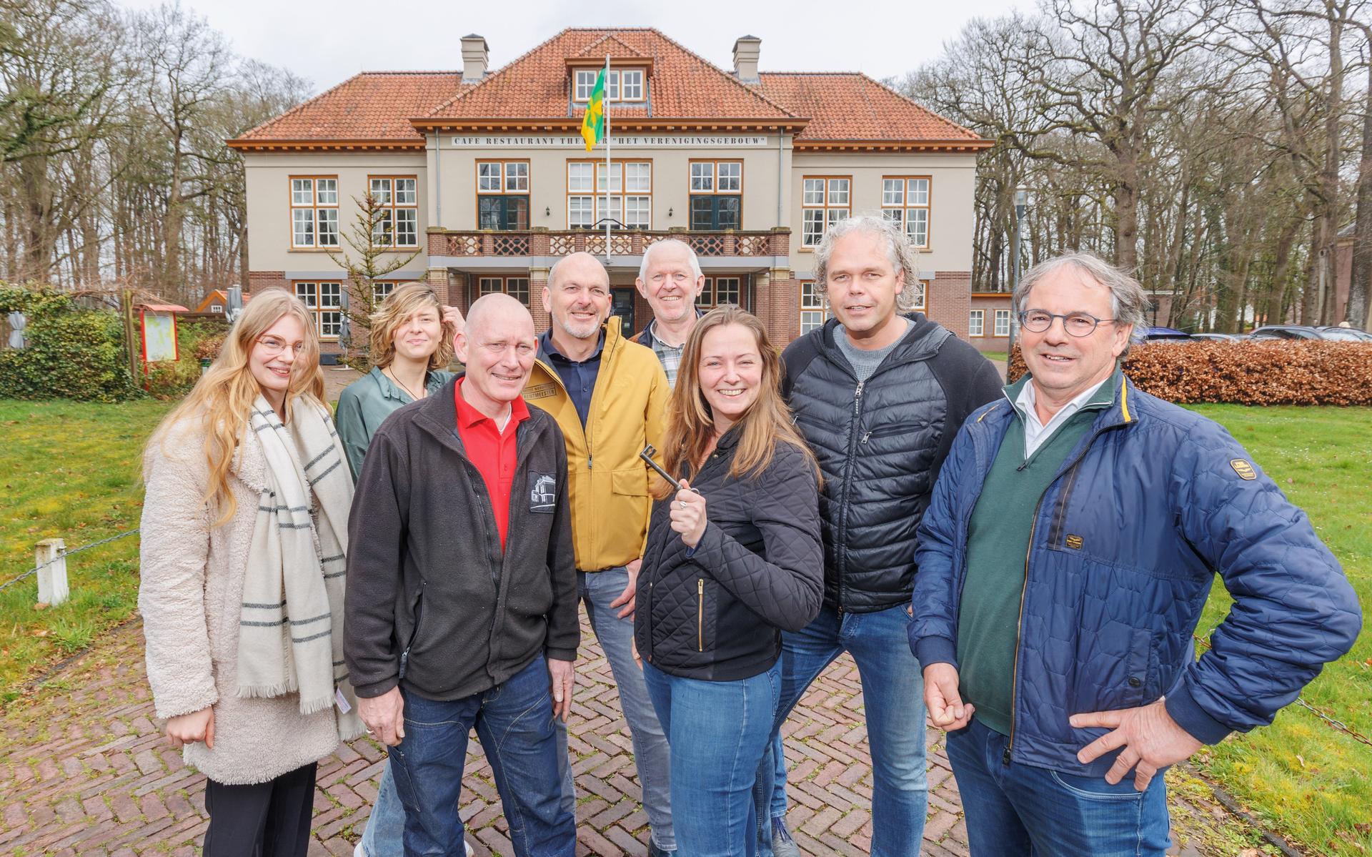 Afzwaaiend huurder Bert Boerma (met zwarte jas) en Bas Morsink van de Nieuwe Rentmeester (met gele jas) dragen de sleutel van het Verenigingsgebouw over aan Theresia Tuinman van Brouwerij Maallust.