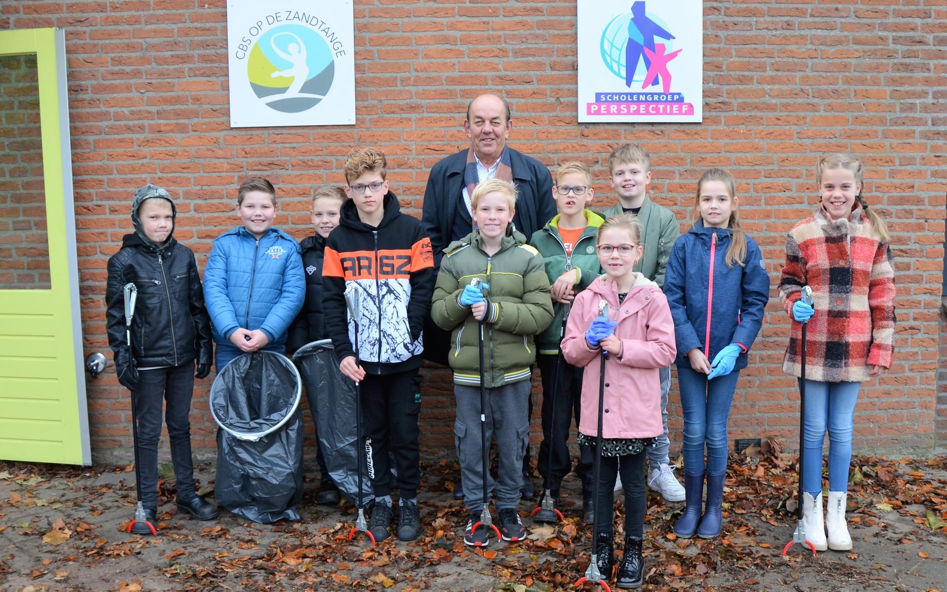 Leerlingen CBS Op de Zandtange in Mussel ruimen zwerfvuil op. ‘De kinderen hebben van alles gevonden